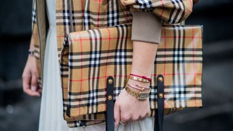 burberry quema ropa|¿Por qué Burberry quemó US$33,7 millones en ropa, accesorios .